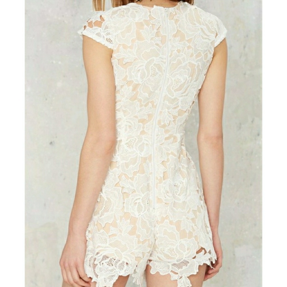 Nasty Gal - Lioness Plunging Neckline Lace Romper - Picture 4 of 8